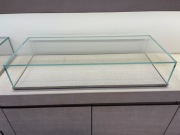 Elegancka gablota ekspozytor na biżuterię modele