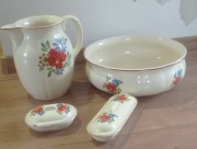 Ceramiczny komplet łazienkowy z dekoracja kwiatową