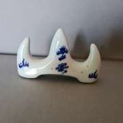 Podstawka z porcelany pod pałeczki lub pędzli do kaligrafii