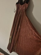 Długa różowa sukienka na ramiączkach