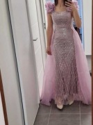 Bogato zdobiona sukienka cekiny frędzle bufki liliowa lawendowa rozmiar S