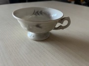 Filiżanka z porcelany Wałbrzych, ozdobny motyw florystyczny