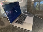 Uszkodzony Apple MacBook Pro 16'' 2.4GHz (i9)/64GB/4TB SSD/Radeon Pro 8GB