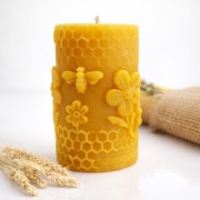 Świeca z wosku pszczelego – plaster miodu, pszczoły i kwiaty 