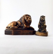 Lew na podstawce i lew z tarczą figurka figurki