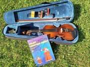 Skrzypce + smyczek + futerał + kalafonia + stroik + książeczka