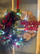 Wielosezonowy Wianek na drzwi na swieta, z plastrow drewna i LED