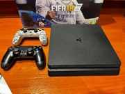 PlayStation 4 Slim 1TB + 2 Pady + FIFA 18