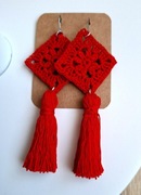 Kolczyki z chwostami w kolorze czerwonym wykonane na szydełku 