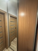 Szafa wnękowa do zabudowy z drzwiami przesuwnymi marki Komandor.