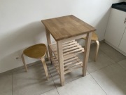 Zestaw IKEA – stolik BEKVÄM + 2 stołki KYRRE, drewno