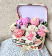 Ozdobna walizeczka z kwiatami z wosku i Misiem  - świeczki.