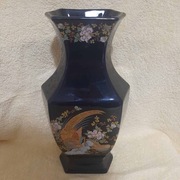 Granatowy wazon pięknie ozdobiony bardzo ładny