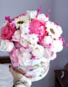 Flowerbox z mydlanych kwiatów i stabilizowaną gipsówką