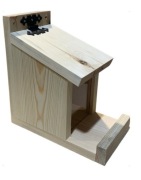 Karmnik dla wiewiórek drewniany - domek