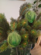 2 pierzaste zielone bombki 