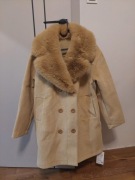 Elegancki płaszczyk z futerkiem 