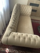 Wygodna klasyczna sofa beżowy zamsz dębowa rama