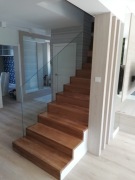 Schody drewniane dywanowe