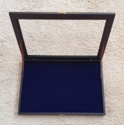 Drewniana witryna na różne kolekcje, odznaczenia, medale, piny, naszywki