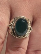 Stary srebrny pierscionek z zielonym oczkiem .Srebro 925