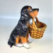 Pies z koszykiem figura dekoracje 