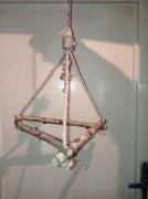 Huśtawka trójkąt z brzozy z gryzakiem dla papug