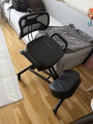 Klękosiad czarny skórzany z regulacją i kółkami