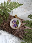 Wisiorek w oprawie pozłacanej z fioletowymi kwiatami 