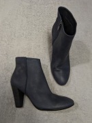 Niebieskie eleganckie skórzane buty botki na obcasie Ecco 40