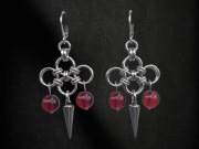 Gotyckie kolczyki chainmaille – stal chirurgiczna, szkło wiśniowe, kolce