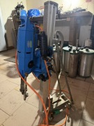 elektryczna wiertnica marki Tyrolit, model DME24MW statyw 7x korony.