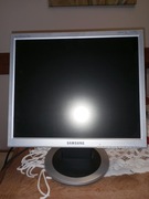 Monitor komputera z kablami