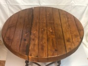 Stolik kawa drewno kwiaty barek okrągły elementy kute starocie