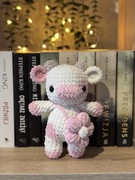 Pluszak handmade różowa krówka z kwiatuszkiem na szydełku