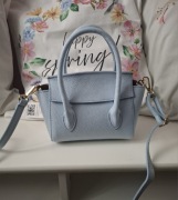 Mała błękitna torebka skóra naturalna baby blue Laura Biaggi kuferek 