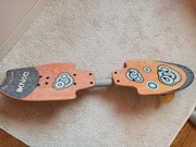 Deskorolka typu ripstik (waveboard) marki DONXI.