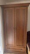 Klasyczna szafa dwudrzwiowa z szufladą – Stan Bardzo Dobry