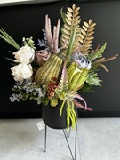 Wiązanka bukiet w metalowej donicy ze świecącą dynią led. 