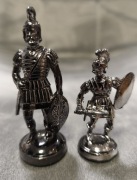 Szachy - dwie figurki w stylu rzymskim 
