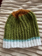 Czapka wykonana na drutach z bawełny dzianinowej 