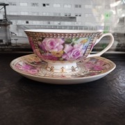 Filiżanka Queen Isabell Limited Collection z spodkiem – wzór w róże