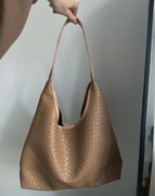 Torebka damska pleciona hobo beżowa, wygodna i stylowa