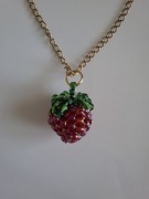 Delikatny naszyjnik handmade pleciona malinka na łańcuszku na wiosnę lato