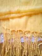 Szal damski z frędzlami, delikatna wiskoza, złocista żółć