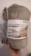 Bezowy miły ciepły Koc z rękawami 150x180 pled z kieszonką smukee narzuta