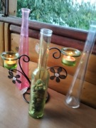 Świecznik , różowa  butelka z kamieniami 