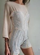 Kombinezon haftowany krótki Odkryte plecy M