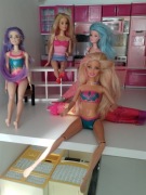 4 lalki barbie Mattel długie włosy kolorowe włosy surferka