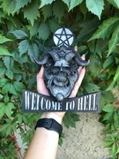 Zawieszka, dekoracja na drzwi - diabeł z kołatką "WELCOME TO HELL"